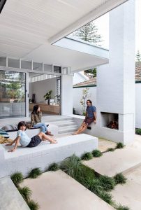 ASCENDING COURTYARD HOUSE PHOTO FAMILY COURTYARD
