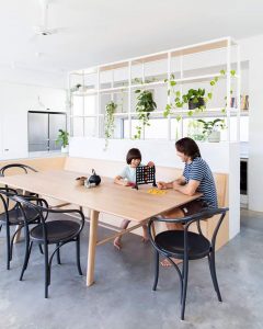 ASCENDING COURTYARD HOUSE PHOTO FAMILY IN KITCHEN