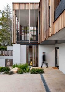 ASCENDING COURTYARD HOUSE PHOTO FRONT BALCONY