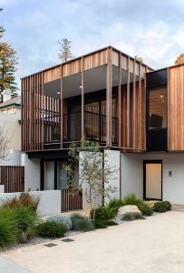 ASCENDING COURTYARD HOUSE PHOTO FRONT BALCONY FRONT STREET