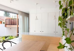 ASCENDING COURTYARD HOUSE PHOTO ISLAND KITCHEN