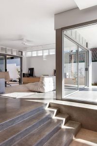 ASCENDING COURTYARD HOUSE PHOTO LIVING STEPS