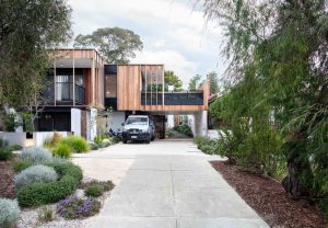 ASCENDING COURTYARD HOUSE PHOTO STREET FRONT